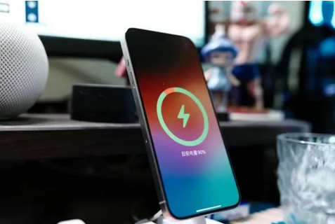 胶州苹果15换屏服务分享用什么充电器给iPhone15充电更好 